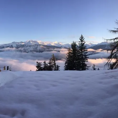 Eglantine With Stunning Views Of The Valais Peaks 克莱恩 蒙塔纳